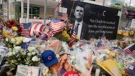 Cvijeće, fotografije i drugi predmeti ispred spomenika Charlieju Kirku, TPUSA, Arizona