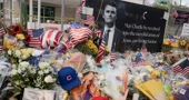 Cvijeće, fotografije i drugi predmeti ispred spomenika Charlieju Kirku, TPUSA, Arizona