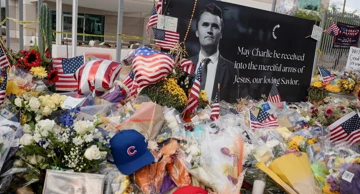 Cvijeće, fotografije i drugi predmeti ispred spomenika Charlieju Kirku, TPUSA, Arizona