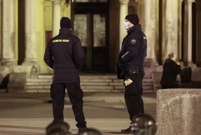 Zagreb: Policija i prometni redari dežuraju oko HNK i ne dopuštaju okupljanje mladima, Foto: Marko Prpic/PIXSELL