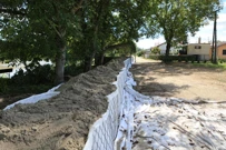 Pripremljene boks barijere u naselju Karašica, Foto: OBŽ/-