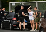 Policija na Lučkom dočekuje navijače Hajduka, Foto: Marko Lukunić/PIXSELL