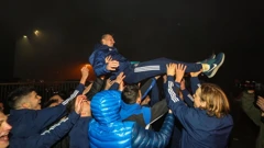 Oršić na rukama suigrača