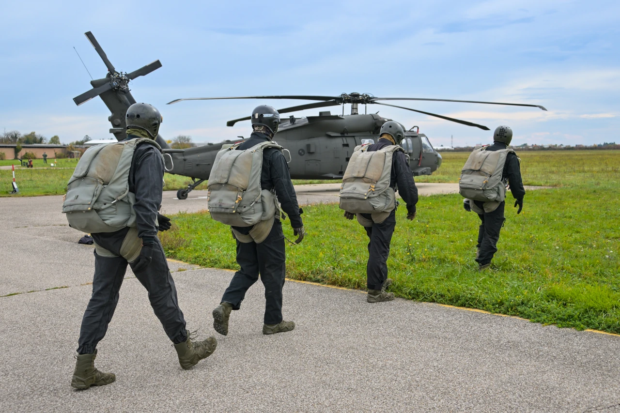 Pripadnici Zapovjedništva specijalnih snaga uspješno završili padobransku obuku, Foto: F. Klen/HRT