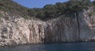 Otok Plavnik skriva špilje, legende i neobične čuvare