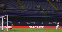Giroud zabija Dinamu iz kaznenog udarca, Foto: Antonio Bronic/REUTERS