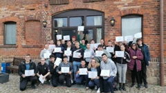 učenici i nastavnici s diplomama za odlično odrađenu stručnu praksu
