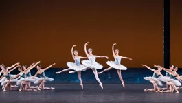 Fangqi Li, Chloe Misseldine i SunMi Park u "Ballet Imperial" G. Balanchinea