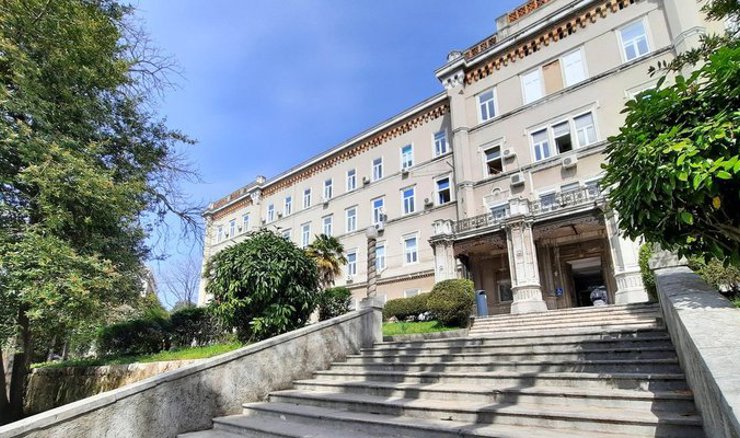 Neka Upravno vijeće i bivši ravnatelj podmire suds