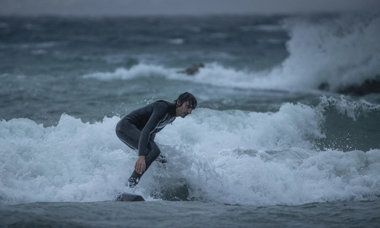 Surfer na splitskim Bačvicama, Foto: Bozidar Vukicevic/CROPIX