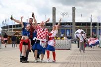 Navijači ispred stadiona, Foto: Marko Lukunic/PIXSELL