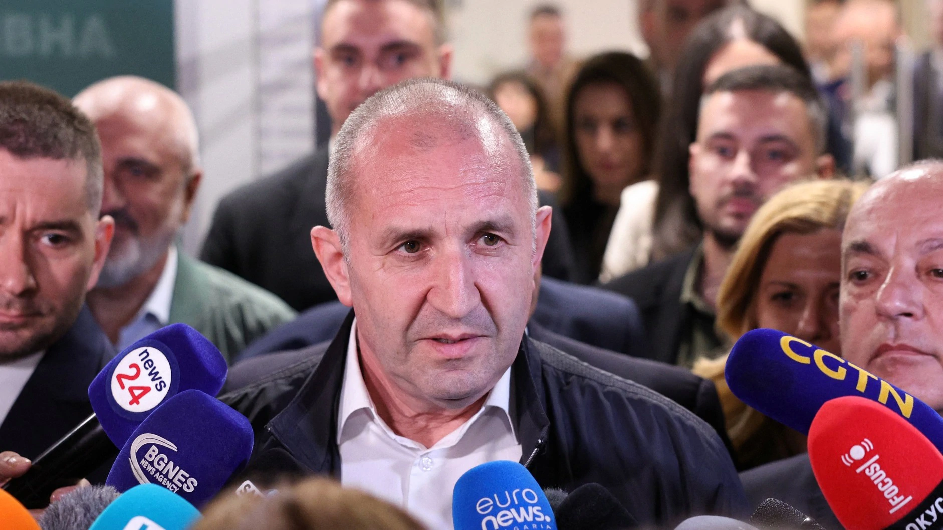 Bivši bugarski predsjednik Radev uvjerljivo vodi na parlamentarnim izborima