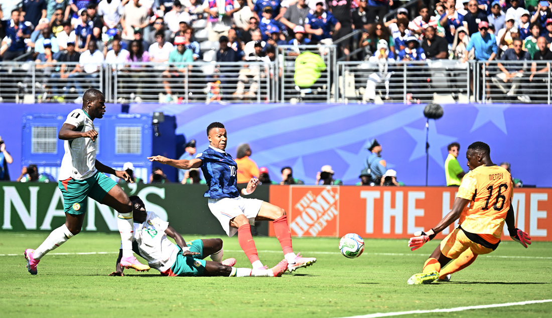 Kylian Mbappe i Mendy, Foto: Dylan Martinez/REUTERS