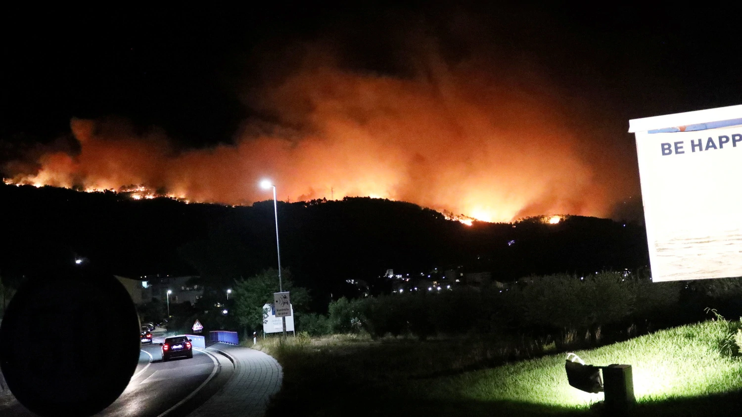 Gori u Tučepima, zatvorena državna cesta - HRT