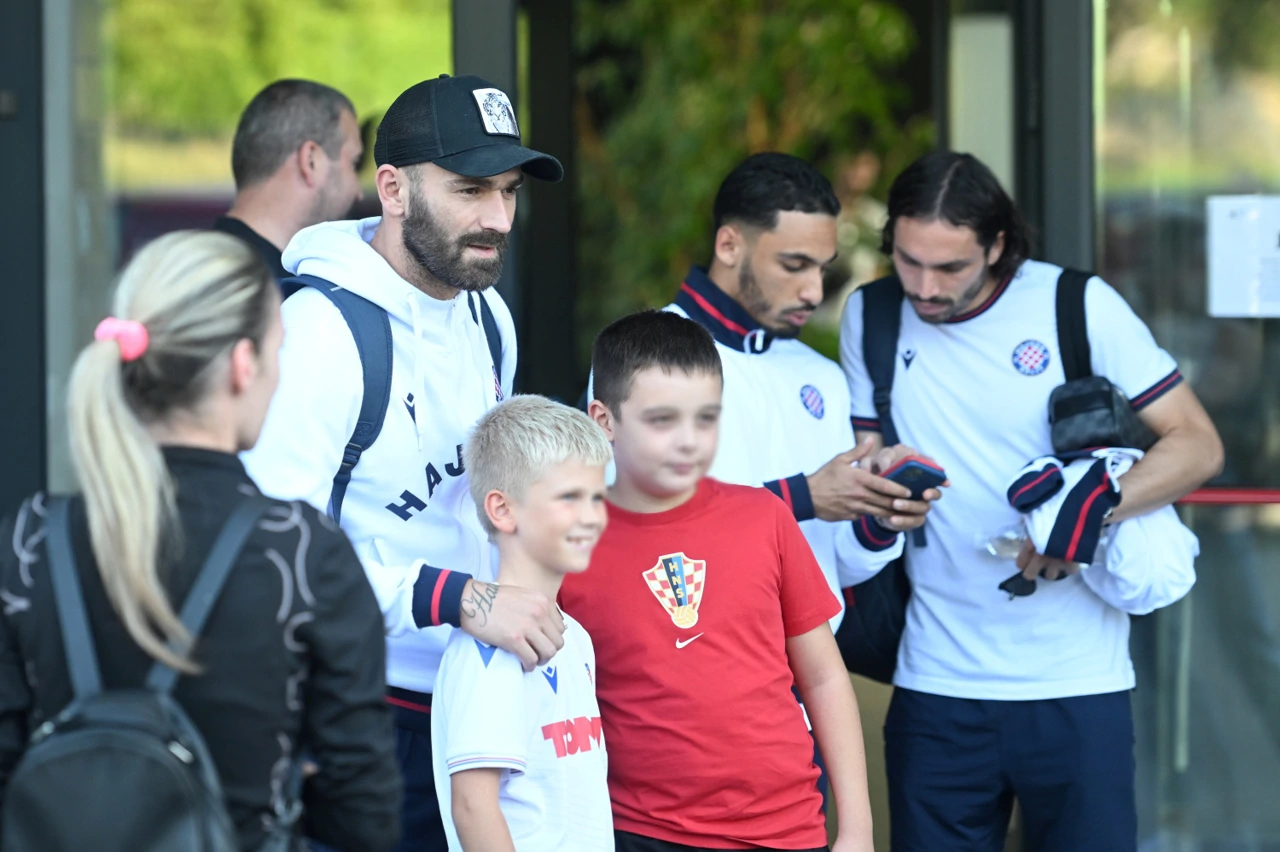 Igrači Hajduka izlaze iz hotela i odlaze na stadion Rujevica