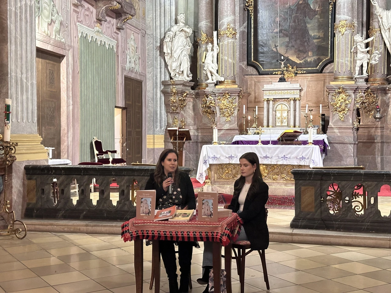 Urednica kalendara Lilla Trubić i moderatorica Maja Škrlin