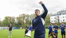 Sergej Jakirović na treningu pozdravlja navijače, Foto: Luka Stanzl/PIXSELL