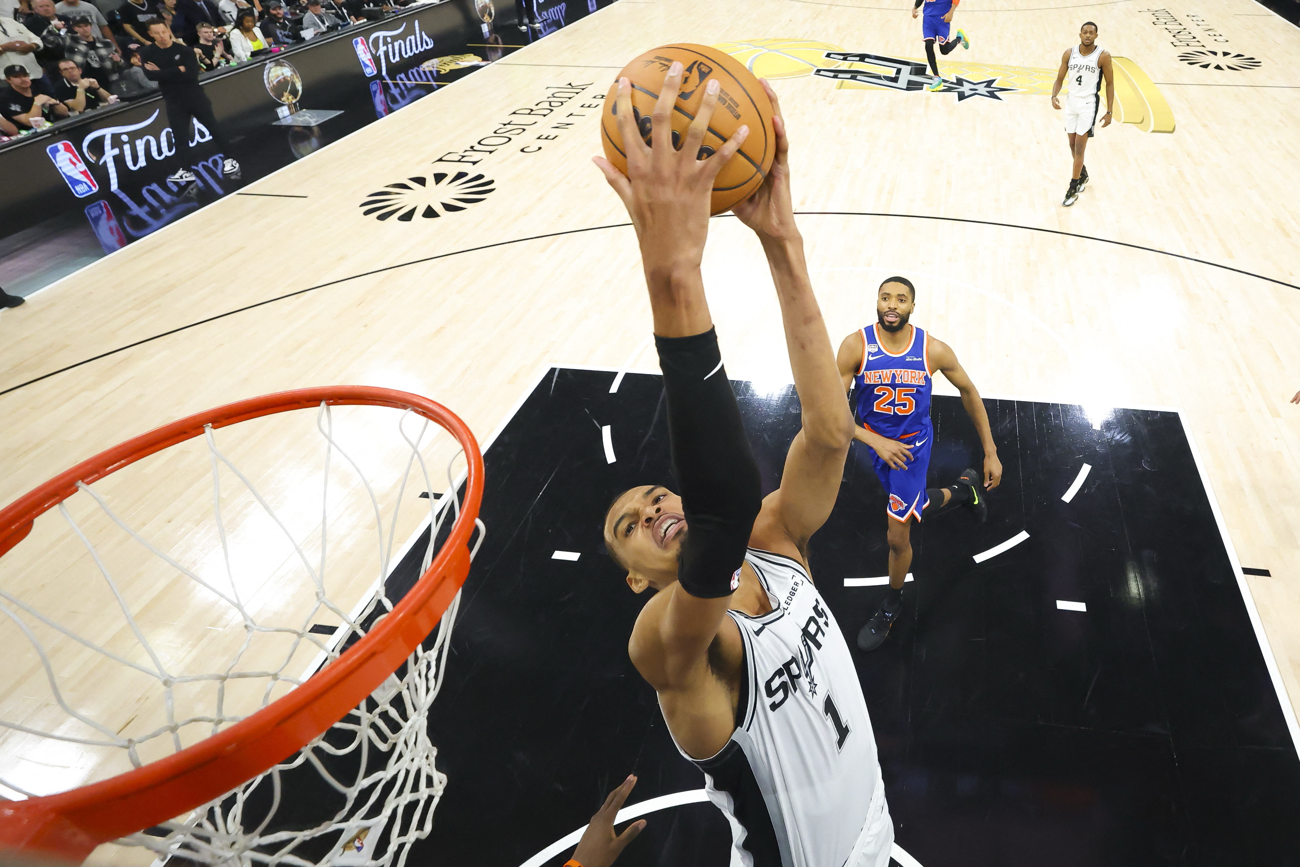 Wembanyama verlängert seinen Vertrag bei den Spurs um fünf Jahre. 1 2026 06 14t032501z 1446733875 mt1usatoday29194489 rtrmadp 3 nba finals new york knicks at san antonio spurs 20260711072543
