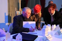 Biskup Stojanov potpisuje monografiju, Foto: Violeta Kalić/-