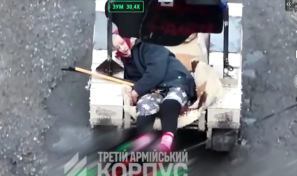 Ukrajinski vojnici iz ratne zone spasili staricu robotom
