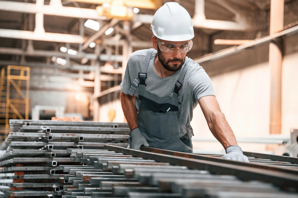 Welttag der menschenwürdigen Arbeit: Gewerkschaften fordern mehr 6 shutterstock 2373494563 20241007115335