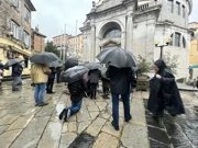 Neke od molitelja jaka kiša ipak je obeshrabrila u klečanju, Foto: Vedrana Lisica Pavlović/Radio Rijeka