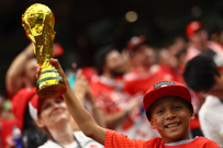 Mladi navijač Maroka drži repliku trofeja Svjetskog prvenstva, Foto: Kai Pfaffenbach/REUTERS