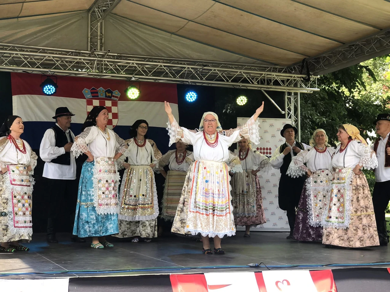 Hrvatska izvorna folklorna grupa i predsjednica Eva Išpanović