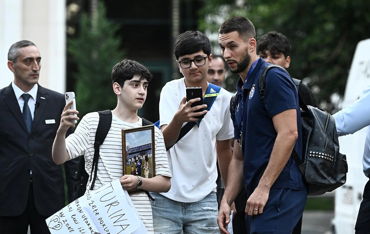 Marko Pjaca i navijači u Bakuu, Foto: Marko Lukunić/PIXSELL