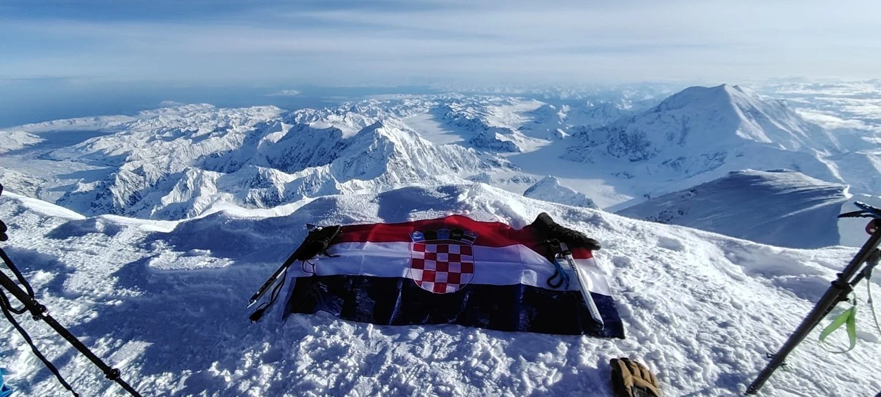 Srcem kroz planine vrh zastava