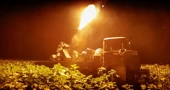 Ukrajinski vojnik gađa dron mitraljezom