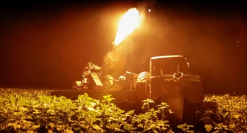 Ukrajinski vojnik gađa dron mitraljezom