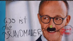 Demolirani plakat kandidata CDU-a Friedricha Merza s porukom "Gdje je vatrozid?"