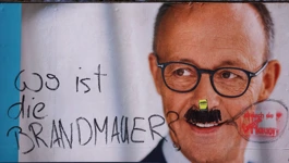 Demolirani plakat kandidata CDU-a Friedricha Merza s porukom "Gdje je vatrozid?"