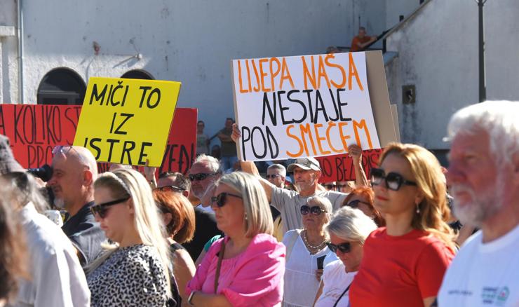 Mještani Koromačnog blokirali cestu prema cementari: 'To je tek početak akcija'