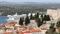 Kruzer uplovljava u Šibenik