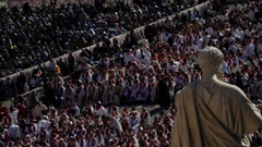 Ljudi se okupili uoči početka sprovoda pape Franje, Foto: Nathan Howard/REUTERS
