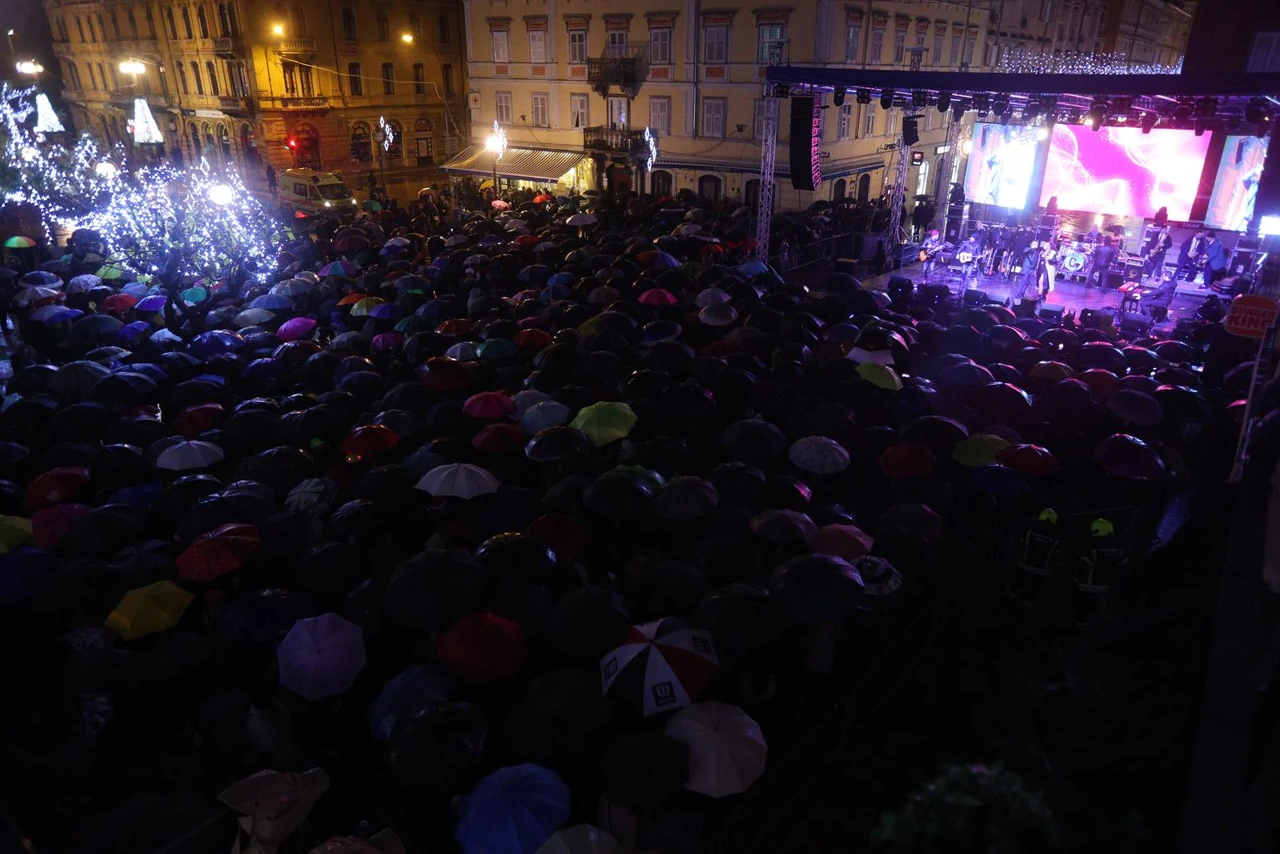  Rijeka: Građani Novu Godinu dočekuju uz Gibonnija na Korzu 