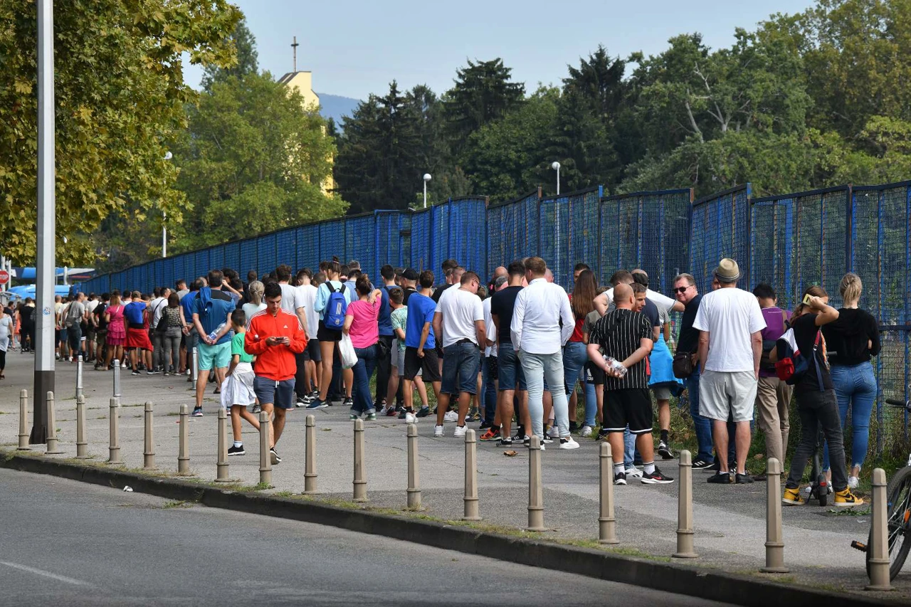 Redovi za ulaznice pred Ticket pointom