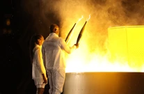 Marie-Jose Perec i Teddy Riner pale olimpijski plamen, Foto: Marko Djurica/REUTERS