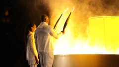 Marie-Jose Perec i Teddy Riner pale olimpijski plamen