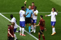  Kylian Mbappe i Antoine Griezmann reagiraju na žuti Tchouameniju , Foto: Leon Kuegeler/REUTERS