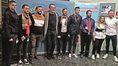 Tarik Filipović u društvu članova Kotar teatra, nakon izvedbe monodrame "Seks i glad" u Delnicama 