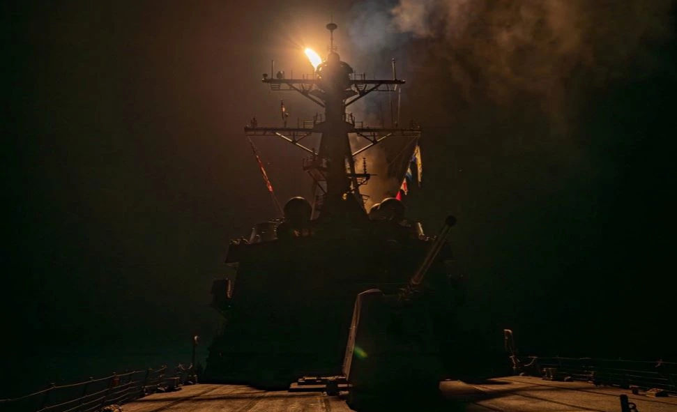 Projektil lansiran s ratnog broda protiv ciljeva hutista u Jemenu, Foto: US Central Command via X/REUTERS