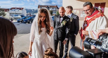 Ivona Glavaš i Anthony Kalik pred crkvom