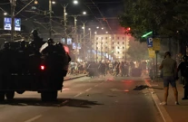 Beograd: Policija oklopnim vozilima i suzavcem rastjerivala demonstrante, Foto: Djordje Kojadinovic/Reuters