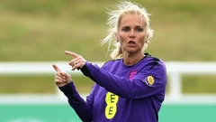 Engleska izbornica Sarina Wiegman vodi trening