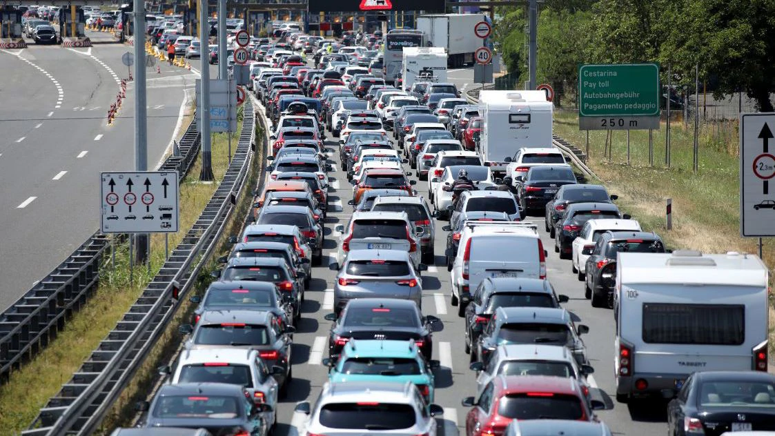 Pojačan promet na cestama, kod Lučkog kolona od 11 km