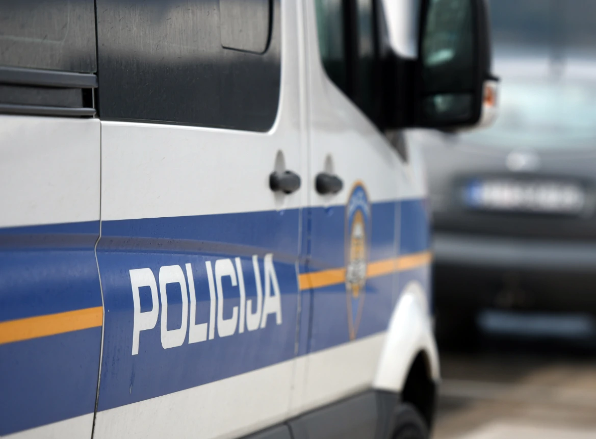 policijaautomobil6421ww 20210406213610