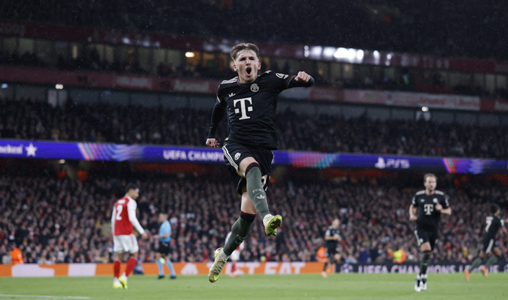 Karl zabija na Emiratesu